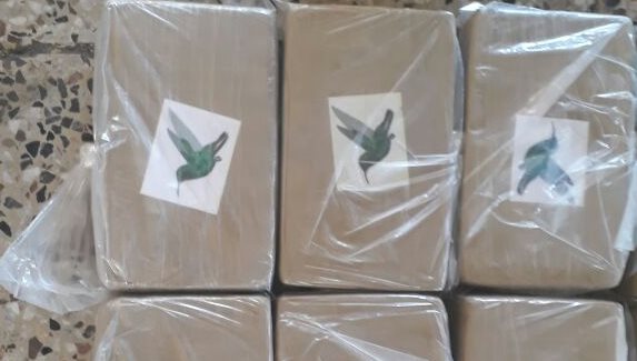 Los paquetes de droga tenían la imagen de un colibrí. (Foto Prensa Libre: Cortesía Ejército)