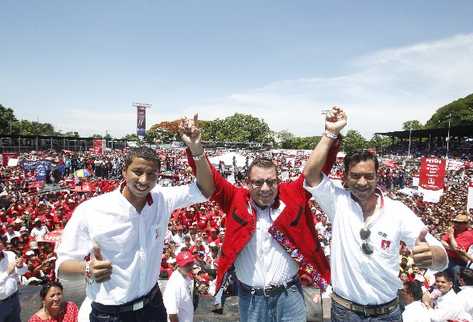 Juan José Paredes, Manuel Baldizón y Carlos  el Pescado Ruiz, celebran su elección dentro de la dirigencia del partido Líder.