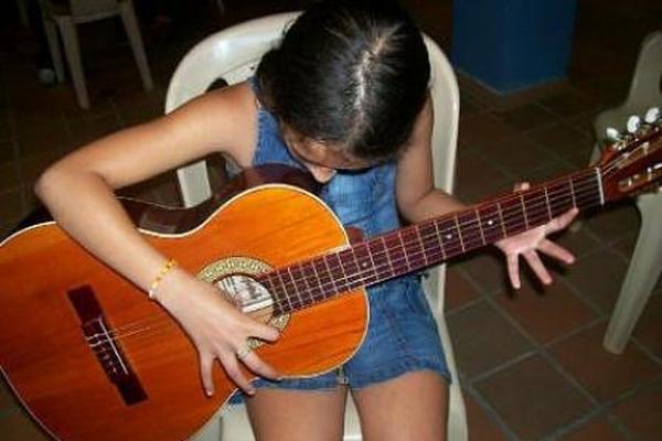 A los pequeños se les puede enseñar a tocar guitarra desde los primeros años de vida.<br mce_bogus="1"/>