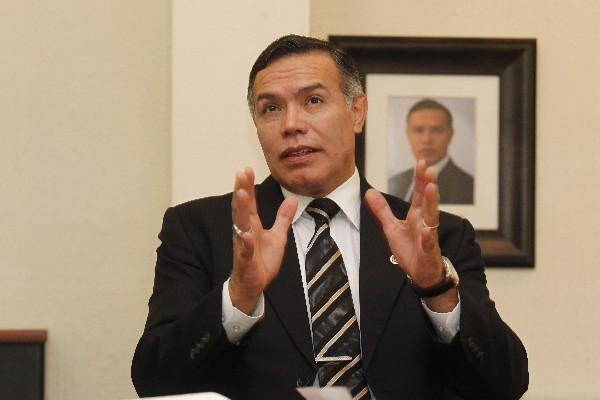 El presidente del IGSS, Juan de Dios Rodríguez, explica la propuesta del presupuesto para 2014.