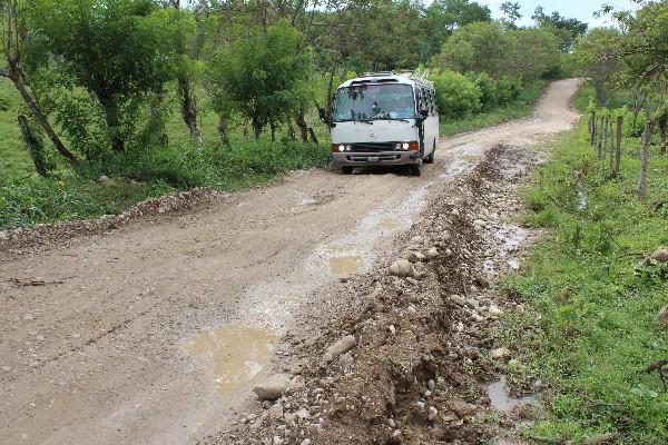 Pilotos de microbuses son los que más se quejan por el mal estado de la carretera.