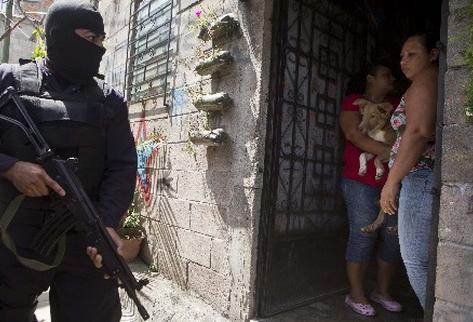 El Salvador regitras un promedio de 10.5 homicidios diarios, según Gobierno. (Foto Prensa Libre: AP)