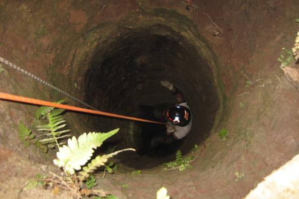 Socorristas rescatan cadáver de un hombre hallado en un pozo, ubicado San Rafael Las Flores, Santa Rosa. (Foto Prensa Libre: Oswaldo Cardona)