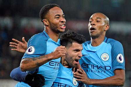 Sergio Agüero es felicitado por sus compañeros después de haber marcado un gol para el Mánchester City contra el Bournemouth. (Foto Prensa Libre: EFE).