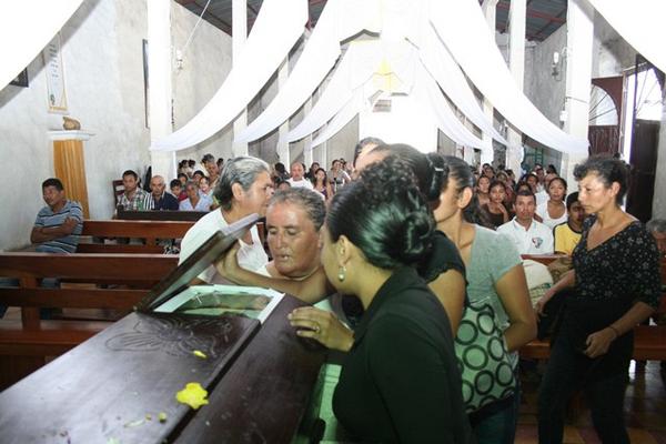 Familiares de Floridalma de Jesús Divas, realizaron una misa de cuerpo presente previo a la inhumación de sus restos en el camposanto de Cuilapa. (Foto Prensa Libre: Oswaldo Cardona)<br _mce_bogus="1"/>