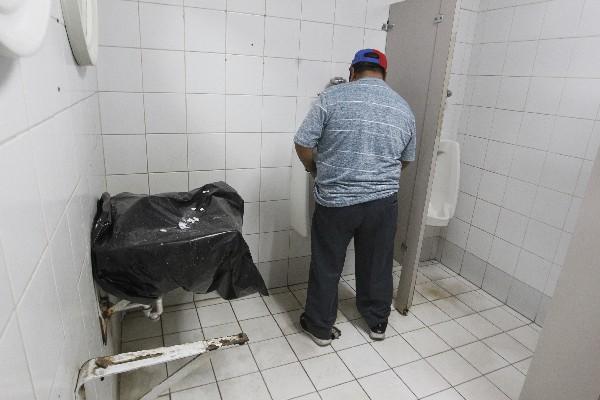Sanitarios en mal estado, sin lavamanos y sin agua, hay en el hospital. (Foto Prensa Libre)