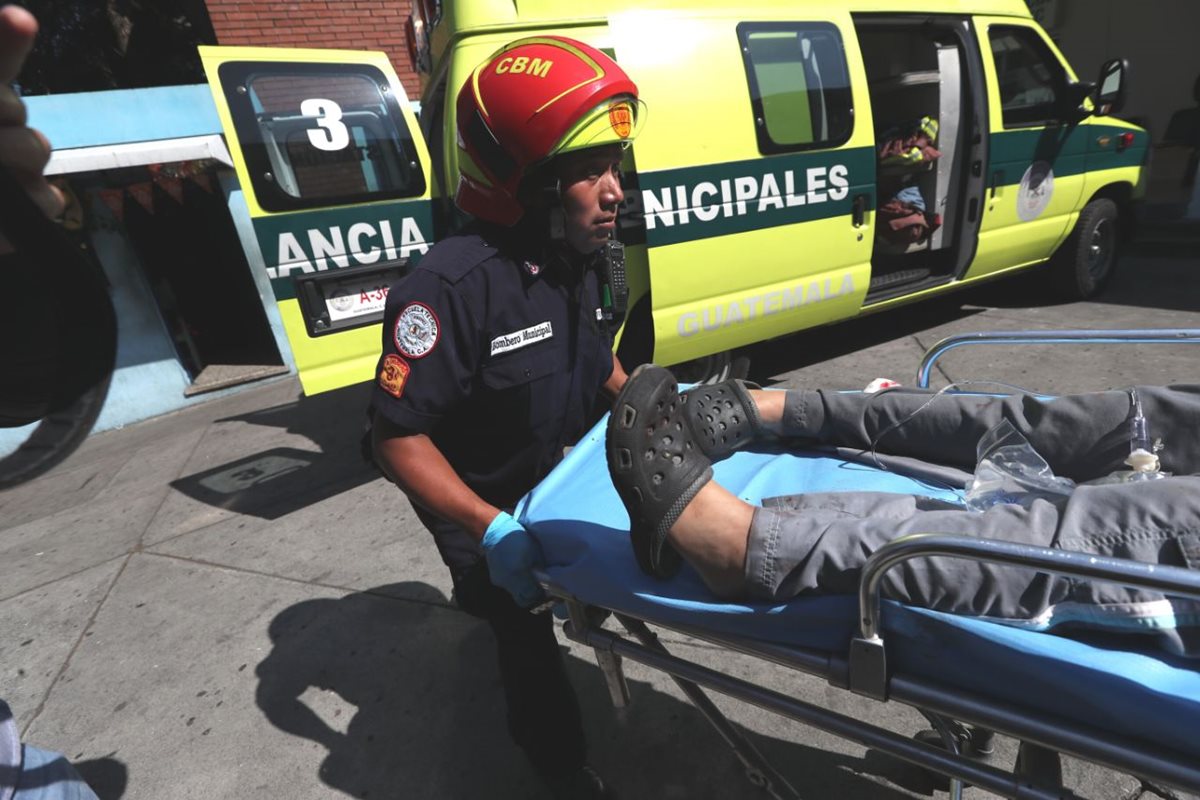 Socorristas trasladan al Hospital General al niño de 9 años Estiven Alexander Tello, quien resultó herido de bala en la zona 18 capitalina. (Foto Prensa Libre: Érick Ávila)