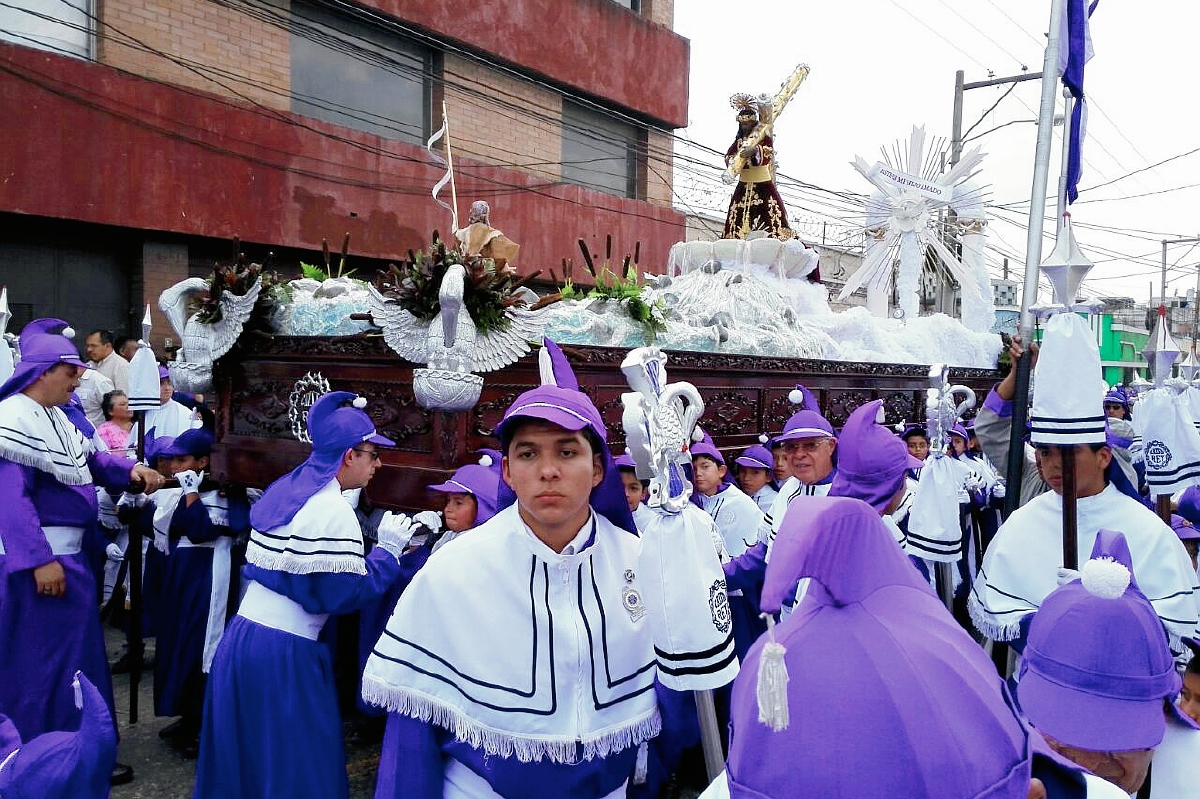 La procesión infantil recorre el Centro Histórico. (Foto Prensa Libre: Edwin Bercian)