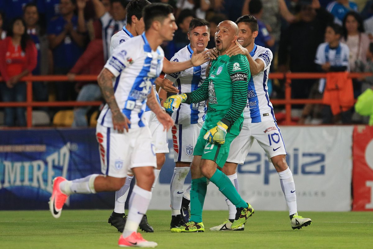 Oscar Pérez es felicitado por sus compañeros luego de anotar el gol del empate. (Foto Prensa Libre: EFE)