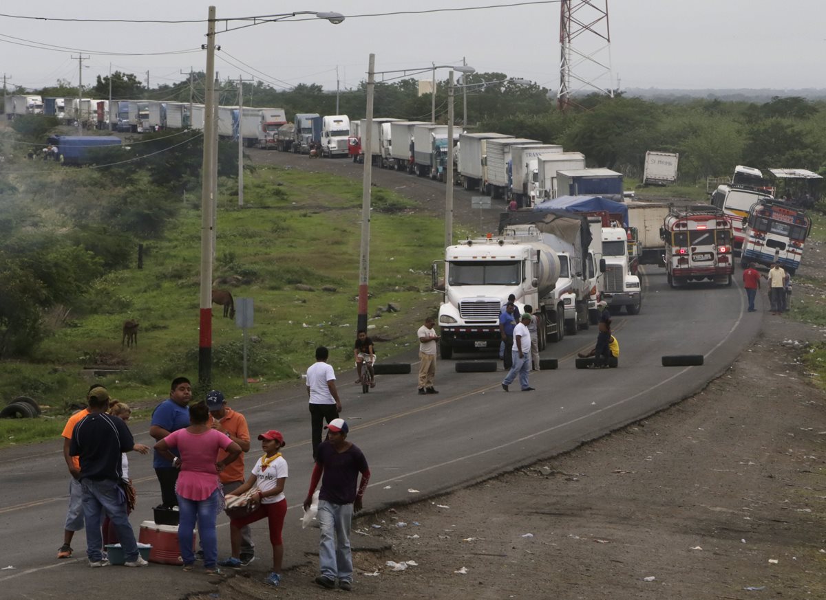 Manifestantes instalaron una barricada para bloquear una carretera, durante las protestas en "Las Maderas", a 50 km de Managua. (Foto Prensa Libre:AFP).