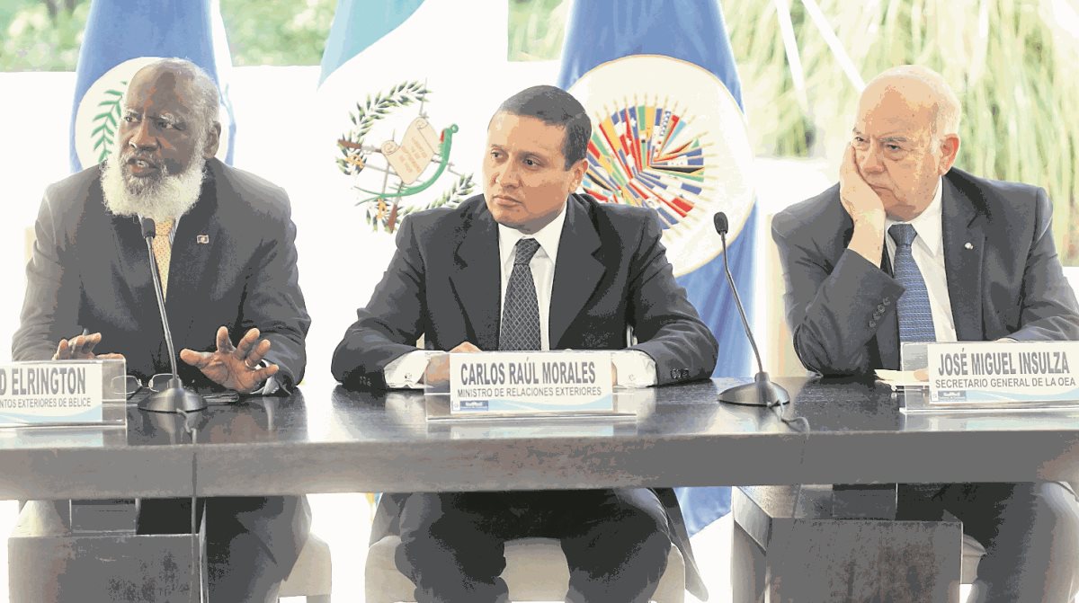 Los cancilleres de Belice, Wilfred Elrington, y de Guatemala, Carlos Raúl Morales, firmaron en 2015 un cambio al acuerdo para garantizar la realización de los referendos. Observa el entonces secretario general de la OEA, José Miguel Insulza. (Foto Prensa Libre: HemerotecaPL)