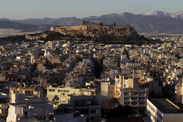  Vista de la Acrópolis y la ciudad de Atenas hoy, cuando el gobierno griego afirmó   que la decisión del Eurogrupo sobre la petición de Grecia de prolongar seis meses el crédito demostrará quién quiere encontrar una solución y quién no. (Foto Prensa Libre: EFE)