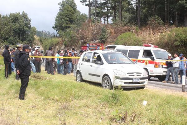 Cadáver estaba en el interior del automóvil, a un costado de la ruta Interamericana. (Foto Prensa Libre: Angel Julajuj)<br _mce_bogus="1"/>
