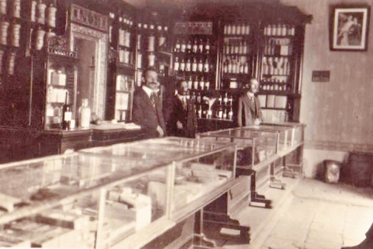 Mostrador de la farmacia La Moderna, en Huehuetenango (1885).