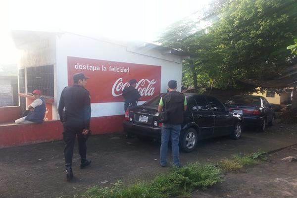 Allanamiento en busca de extorsionistas en Realhuleu. (Foto Prensa Libre: Rolando Miranda).