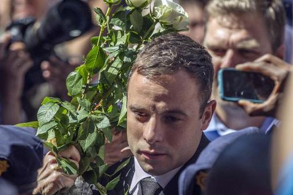 El atleta paralímpico sudafricano Oscar Pistorius a su llegada al Tribunal Supremo de Pretoria. (Foto Prensa Libre: AFP)