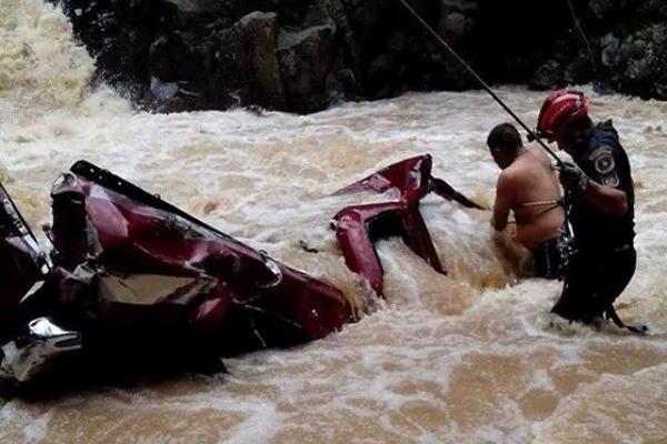Socorristas continúan con el rastreo para ubicar a tres desaparecidos  tras caer picop a un río en San Miguel Ixtahuacán. (Foto Prensa Libre:  Aroldo Marroquín)?