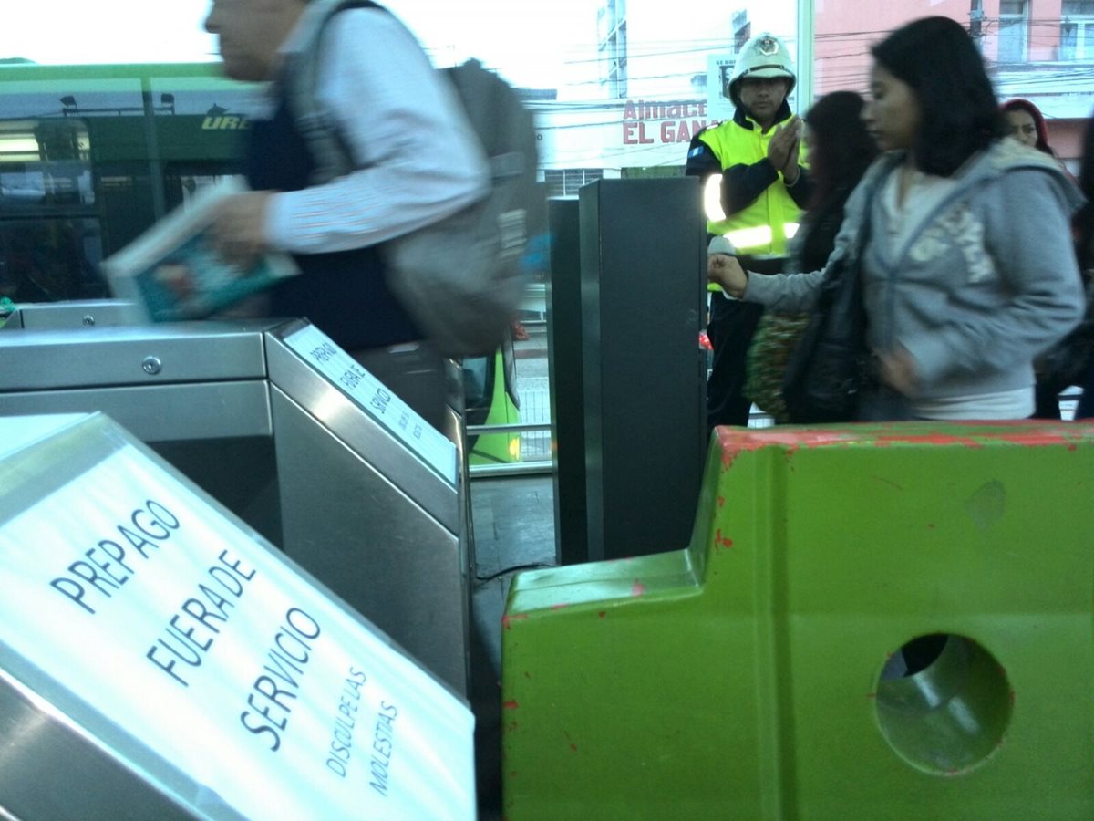 Usuarios del Transmetro abordan de forma regular las unidades. (Foto Prensa Libre: Estuardo Paredes)