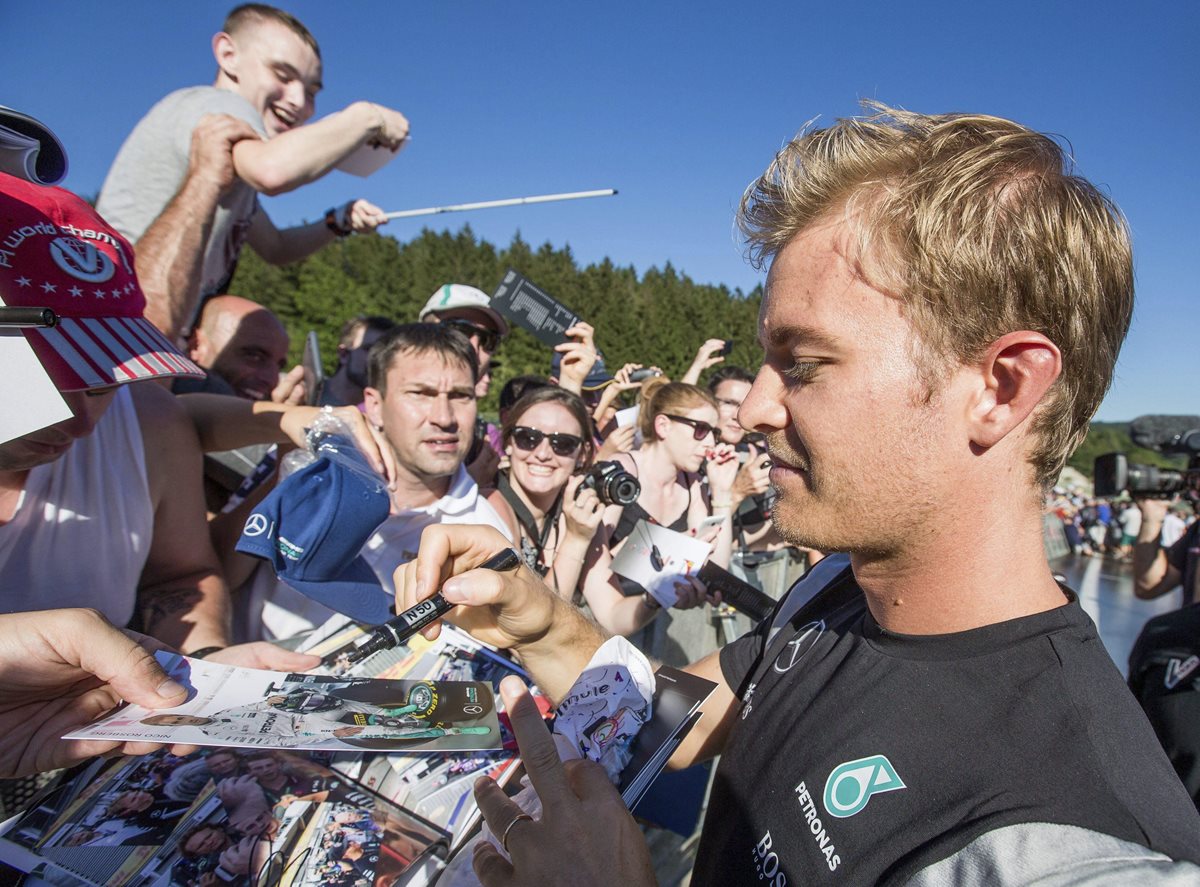 Nico Rosberg firma autógrafos en el circuito de Spa-Francorchamps en Bélgica. (Foto Prensa Libre: EFE)