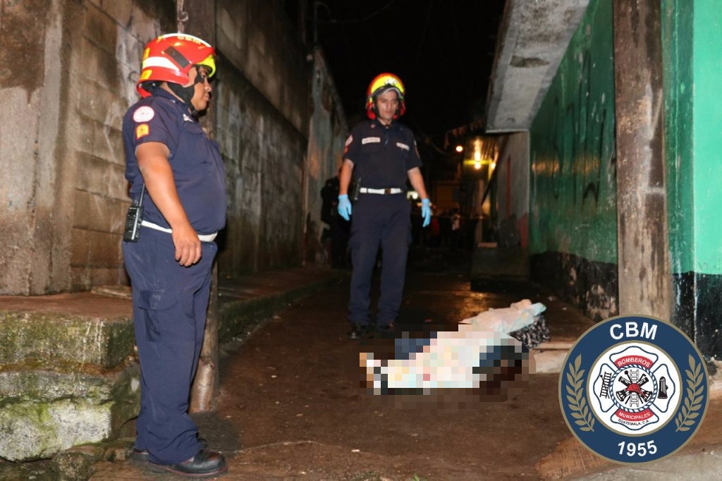 Lugar donde fue asesinado uno de los dos jóvenes en El Milagro, zona 6 de Mixco. (Foto Prensa Libre: Bomberos Municipales).