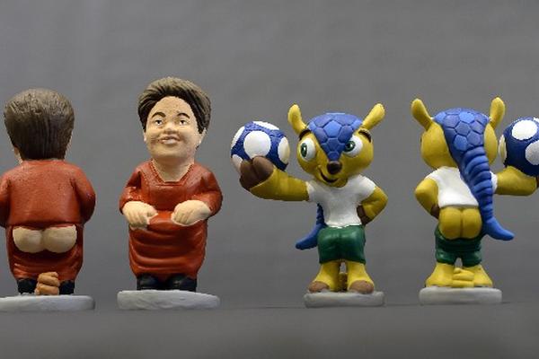 Los figurines son colocados en los pesebres catalanes y hacen sátira con personajes coyunturales. (Foto Prensa Libre: AFP)