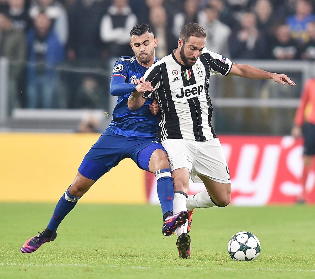 Gonzalo Higuain disputa el balón con Rachid Ghezzal. (Foto Prensa Libre: EFE)