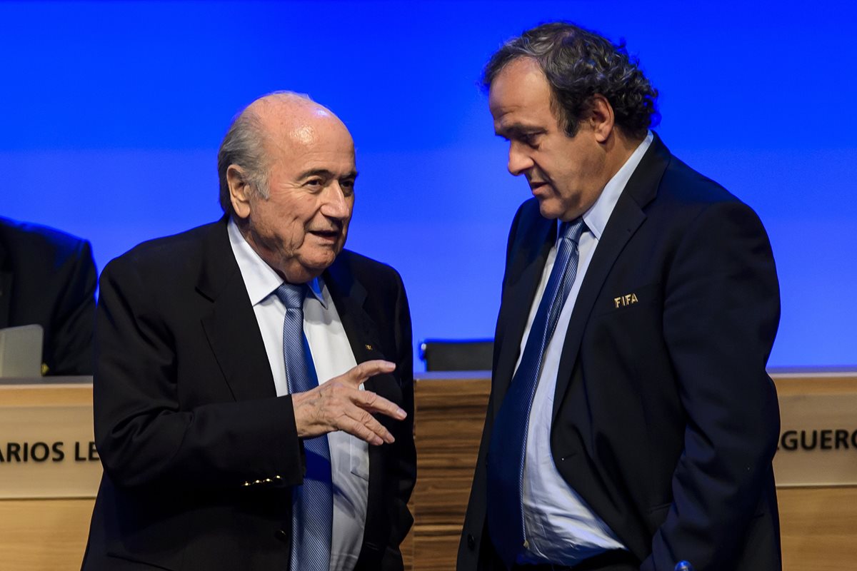 Tras las investigaciones de la justicia Suiza, Blatter y Platini se encuentran en el ojo del futbol mundial. (Foto Prensa Libre: AFP)