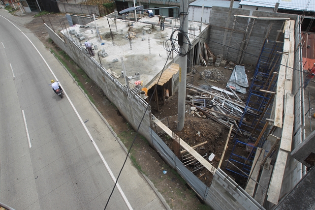 Obra se construye en La Cuchilla, kilómetro 22.5 de la ruta al Atlántico, en la entrada principal a la colonia Villas de Oriente, Palencia. (Foto Prensa Libre: Estuardo Paredes)