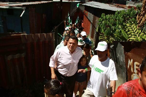 El candidato presidencial Johnny Araya —centro—, del gobernante Partido Liberación Nacional, saluda a seguidores en una zona de San José, Costa Rica. (Foto Prensa Libre: EFE)