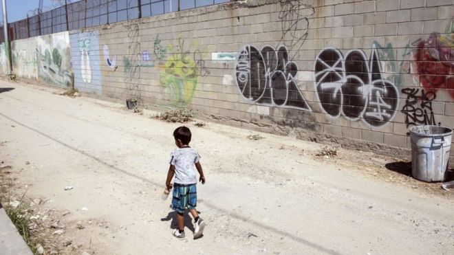 Las autoridades estadounidenses perdieron el rastro de unos mil 500 niños inmigrantes latinoamericanos. AFP