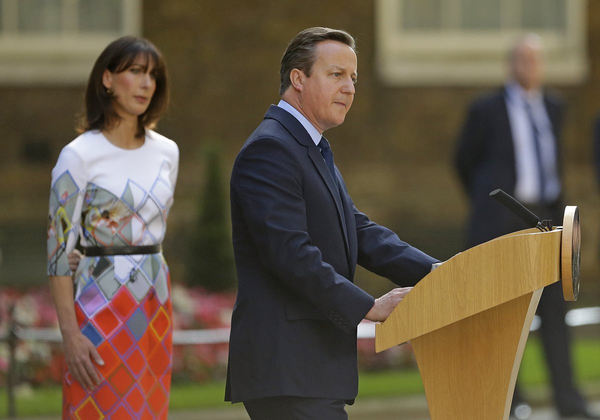 El primer ministro británico, David Cameron, habla a los medios después de conocerse los resultados del referendo. (Foto Prensa Libre. AP).