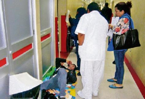 Uno de  los pacientes en el IGSS de la zona 9 espera  a ser atendido,  acostado en el suelo. (Foto Prensa Libre: PDH)