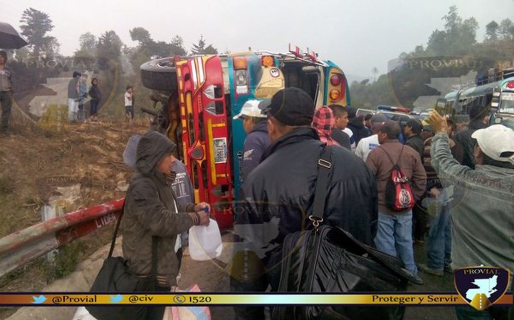 Bus accidentado en el km 160 de la ruta Interamericana. (Foto Prensa Libre: Provial).