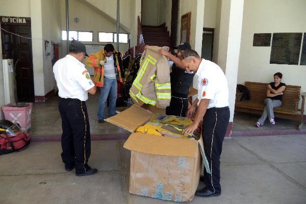 Socorristas observan parte del equipo donado, procedente de Estados Unidos.