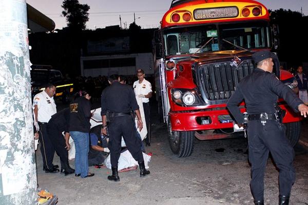 Técnicos del MP buscan evidencias fuera del autobús. (Foto Prensa Libre: Víctor Chamalé)<br _mce_bogus="1"/>