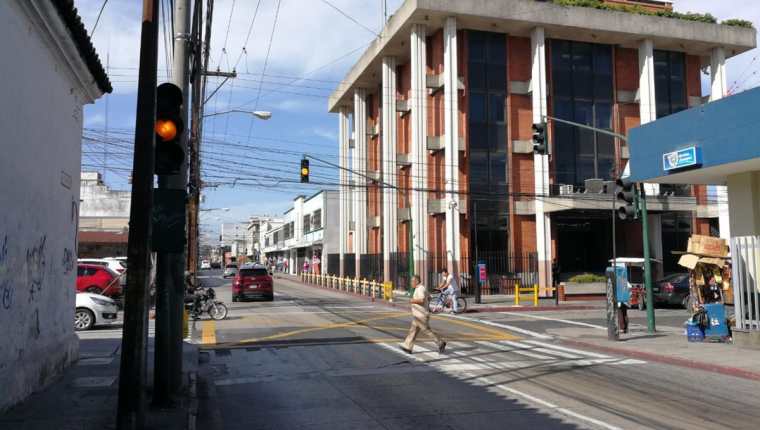 Los semáforos permanecen intermitentes la mañana de este miércoles, en varias zonas capitalinas. (Foto Prensa Libre: Edwin Pitán)