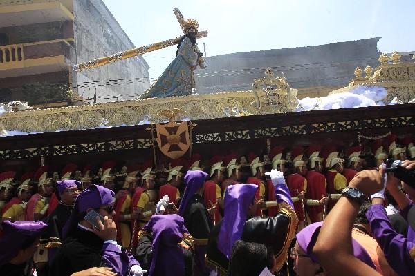 El anda procesional de la consagrada imagen de Jesús Nazareno de los Milagros, momentos antes de haber sufrido problemas técnicos. (Foto Prensa Libre: Érick Ávila).<br _mce_bogus="1"/>