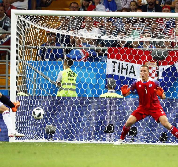 Momento en el que Milan Badelj anota el 1-0 a favor de Croacia, sobre Islandia. (Foto Prensa Libre: EFE)