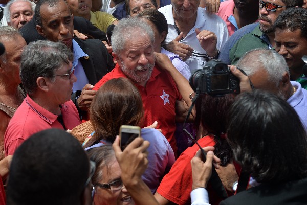  Luiz Inacio Lula da Silva, (c) saluda a sus simpatizantes.