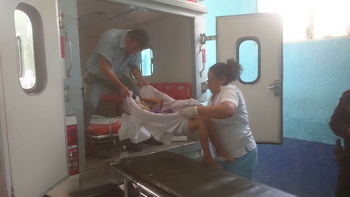 La menor fue trasladada de emergencia al Hospital Nacional de Chiquimula. (Foto Prensa Libre: Edwin Paxtor)