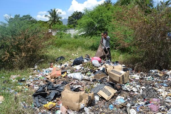 Pobladores pagan para que les tiren la basura en vertederos ilícitos.