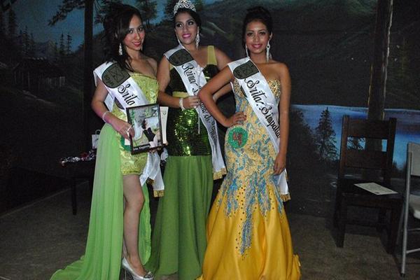 Vivian Alejandra Pineda, nueva soberana, -al centro- junto a las señoritas figura y simpatía. (Foto Prensa Libre: Aroldo Marroquín) 