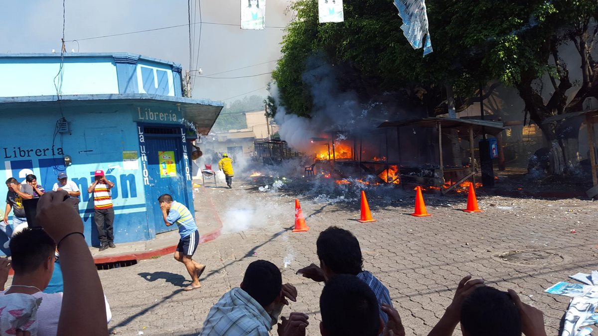 El incendio que consumió seis locales de venta de juegos pirotécnicos se propagó con rapidez, debido al fuerte viento que afectaba el lugar. (Foto Prensa Libre: Melvin Popá)