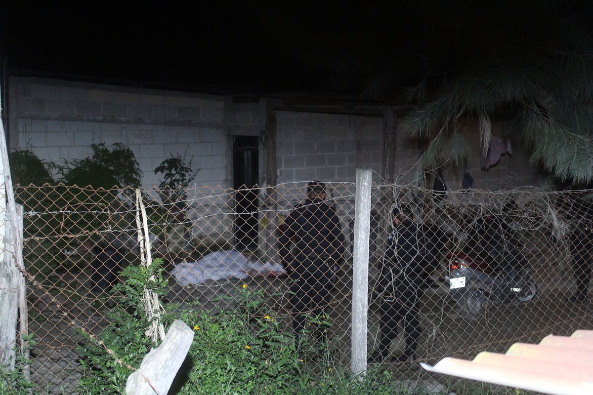 Cadáver quedó tendido en el patio de la vivienda de la víctima. (Foto Prensa Libre: Hugo Oliva)