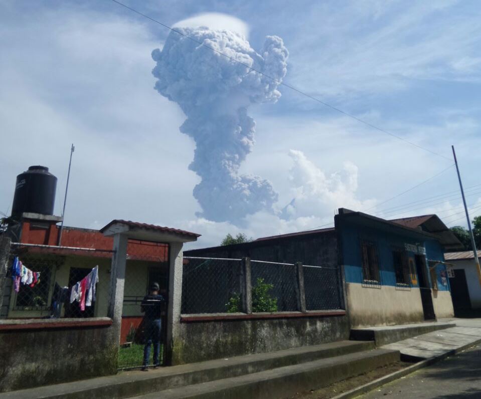 Volcán Santiaguito registró fuerte explosión este viernes. En Coatepeque se observa la columna de ceniza del coloso. (Foto Prensa Libre: Alexánder Coyoy)