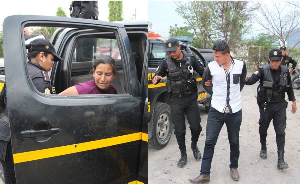 Agentes de la PNC en Jutiapa trasladan a un juzgado a un hombre y su madre. (Foto Prensa Libre: PNC)