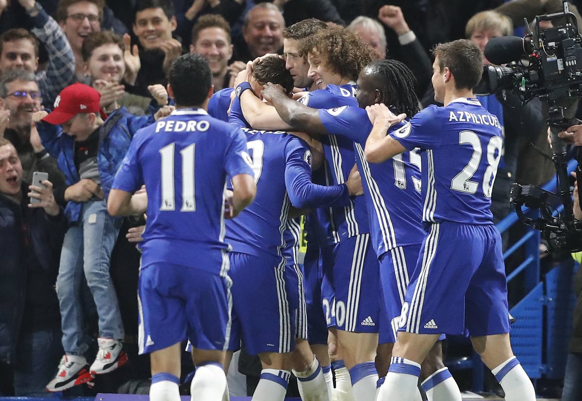 Jugadores del Chelsea, festejan con Nemanja Matic luego de anotar el tercer gol del Chelsea. (Foto Prensa Libre: AFP)
