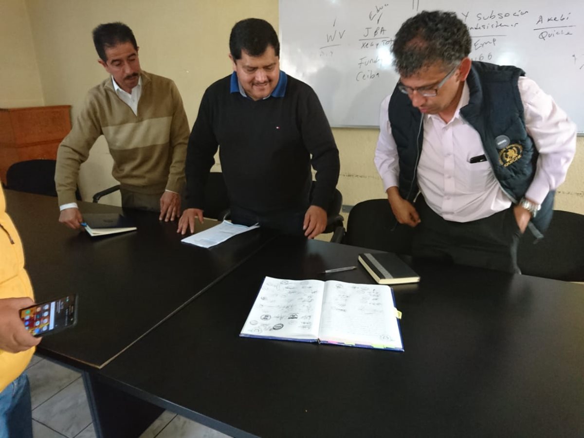 Autoridades de educación y asesores de Gobernación Departamental redactan documento en el que se respalda la suspensión del desfile en Santa Cruz del Quiché. (Foto Prensa Libre: Héctor Cordero).