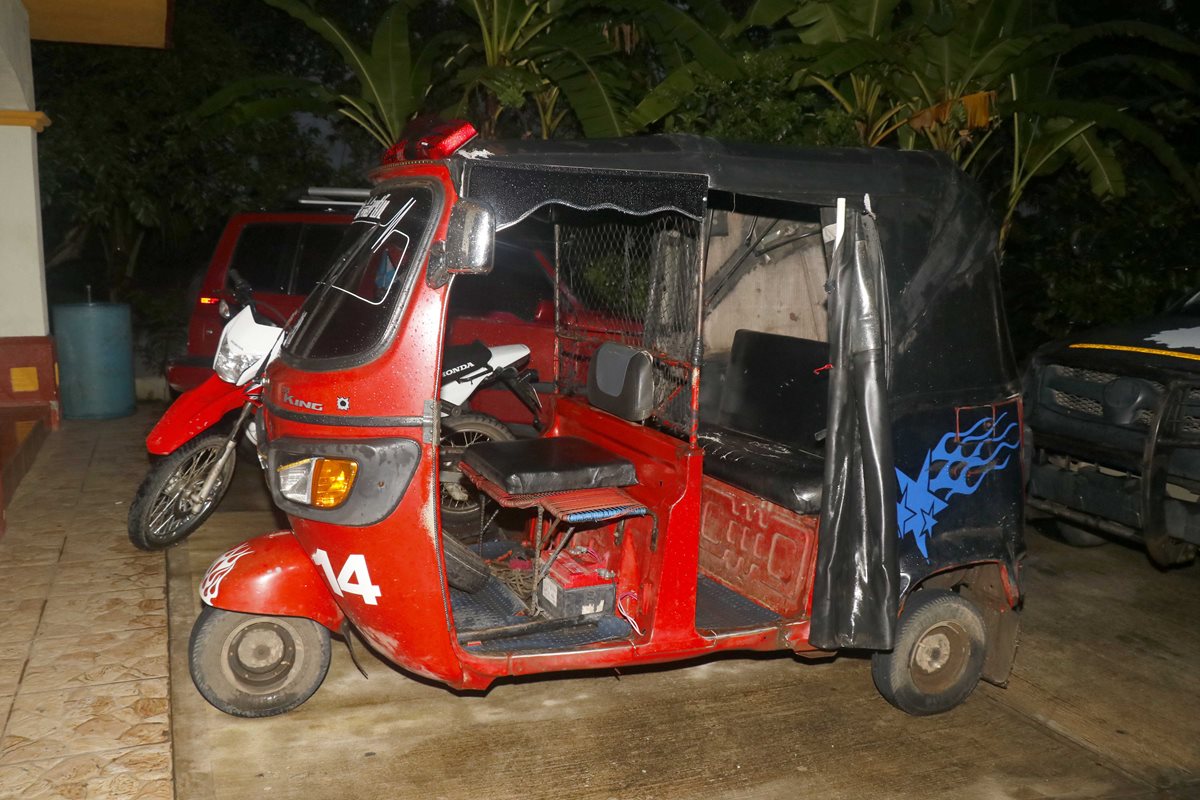 El mototaxi donde se desplazaban los presuntos asaltantes también fue consignado por la PNC de Retalhuleu. (Foto Prensa Libre: Rolando Miranda)