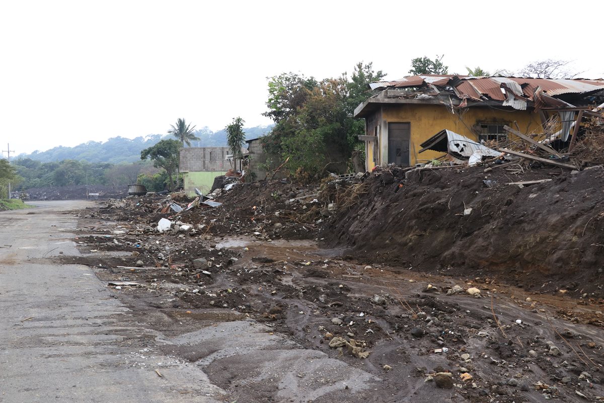 Varias casas que se encontraban a la orilla de la RN 14 fueron demolidas, lo que molestó a sobrevivientes de la erupción del Volcán de Fuego en San Miguel Los Lotes, Escuintla. (Foto Prensa Libre: Enrique Paredes)
